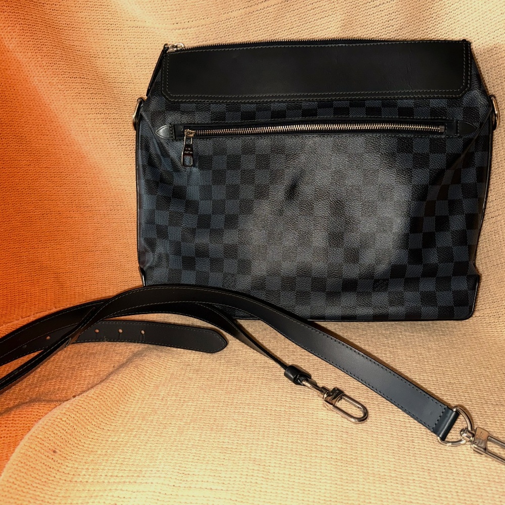 Louis Vuitton Greenwich Messenger